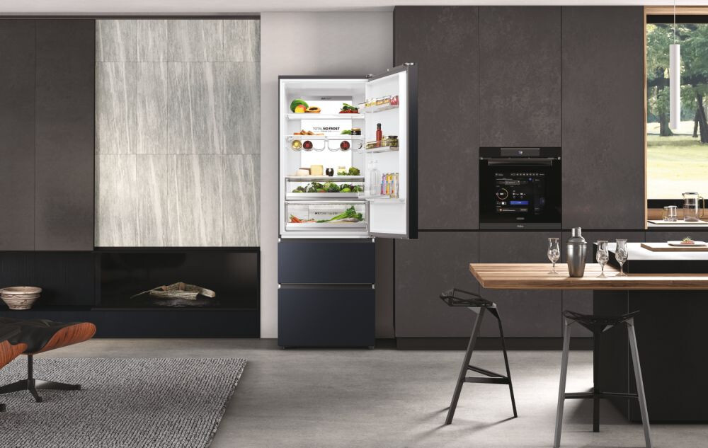 Combina frigorifica Haier HTW7720ENMB , 3D 70 Seria 7 Freestanding, 3 usi, No Frost, Iluminare LED, Clasa E, Negru, L x A x I (mm) 700x675x2006