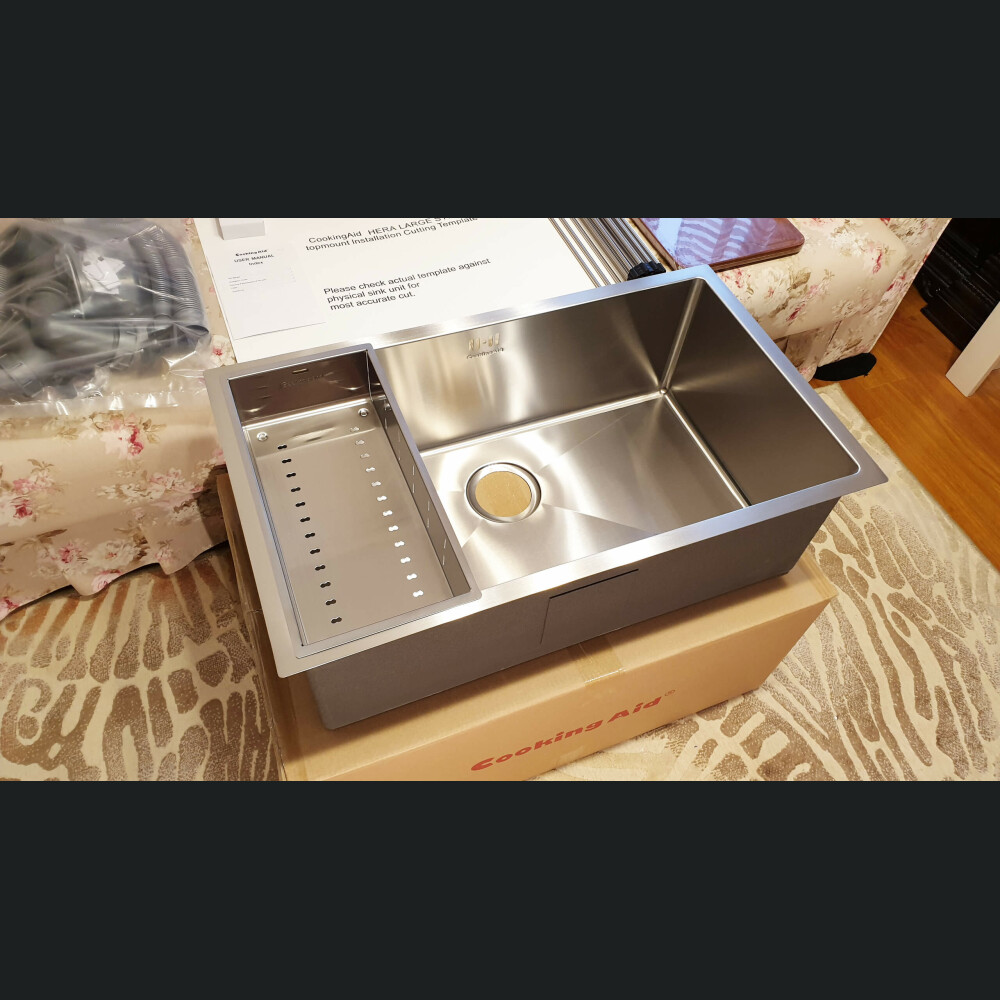 Chiuveta bucatarie inox CookingAid HERA LARGE cu dozator detergent, scurgator vase/paste/fructe, gratar rulabil inox, tocator Sapele + accesorii montaj