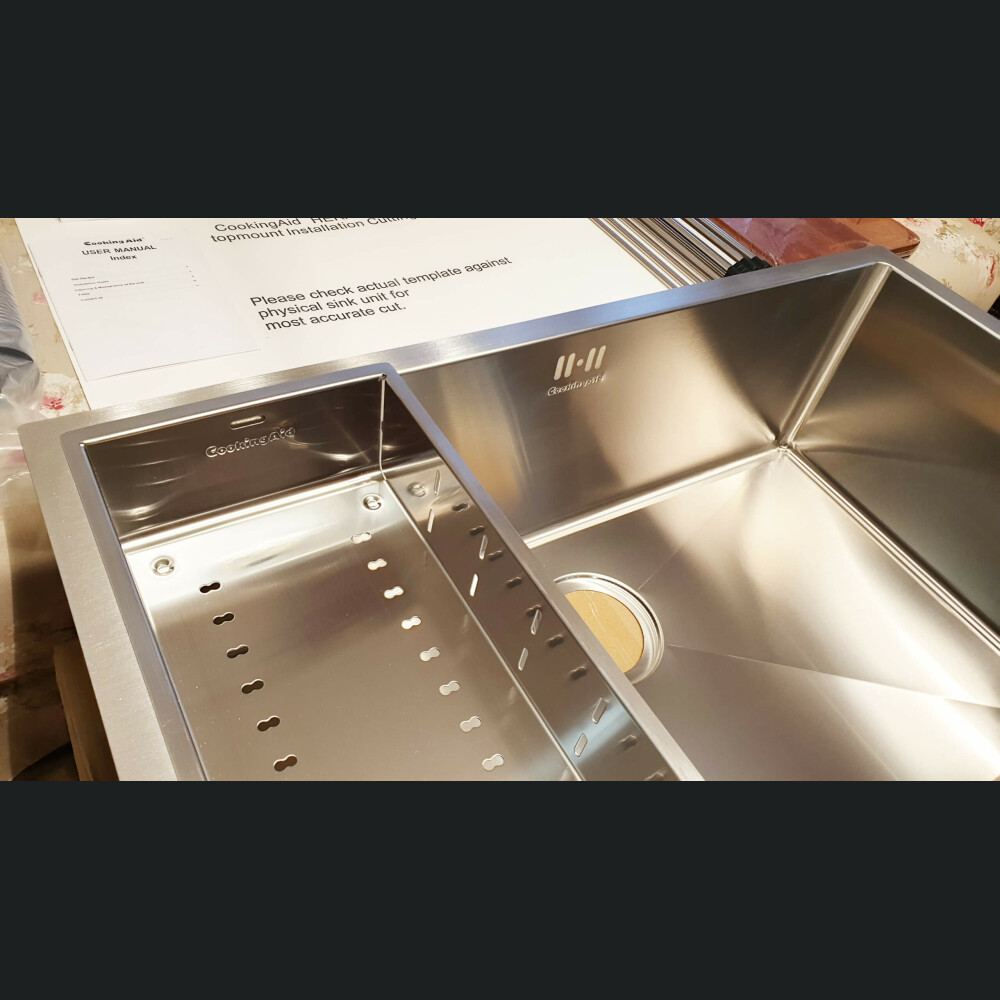 Chiuveta bucatarie inox CookingAid HERA LARGE cu dozator detergent, scurgator vase/paste/fructe, gratar rulabil inox, tocator Sapele + accesorii montaj