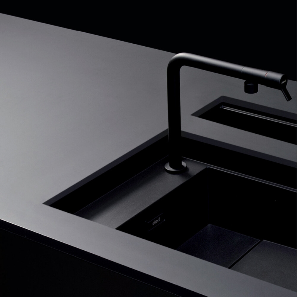Set chiuveta bucatarie compozit ceramic Invisible Dialogo 360 Workstation Black Matt Neagra cu 7 accesorii: tavita neagra, scurgator farfurii negru, gratar pliabil negru, set 2 tocatoare HPL, dozator detergent negru, ventil scurgere negru, capac zona scur