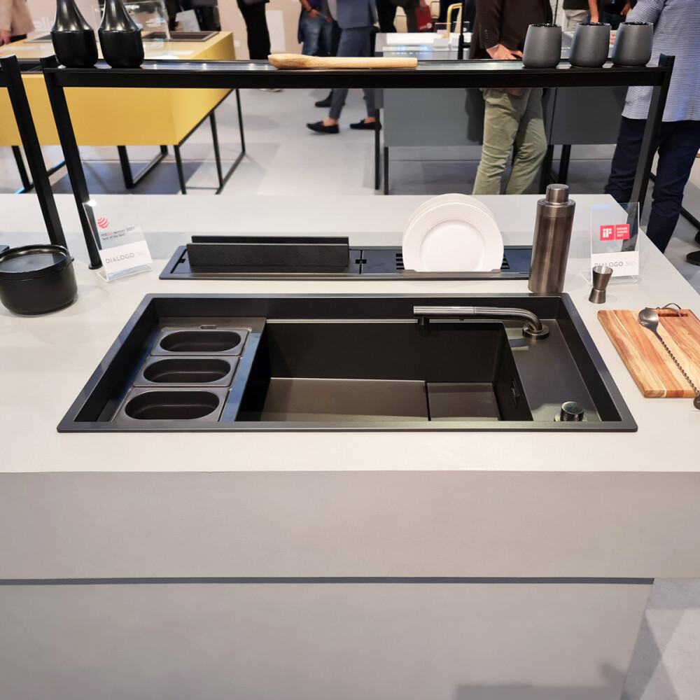 Set chiuveta bucatarie compozit ceramic Invisible Dialogo 360 Workstation Black Matt Neagra cu 7 accesorii: tavita neagra, scurgator farfurii negru, gratar pliabil negru, set 2 tocatoare HPL, dozator detergent negru, ventil scurgere negru, capac zona scur
