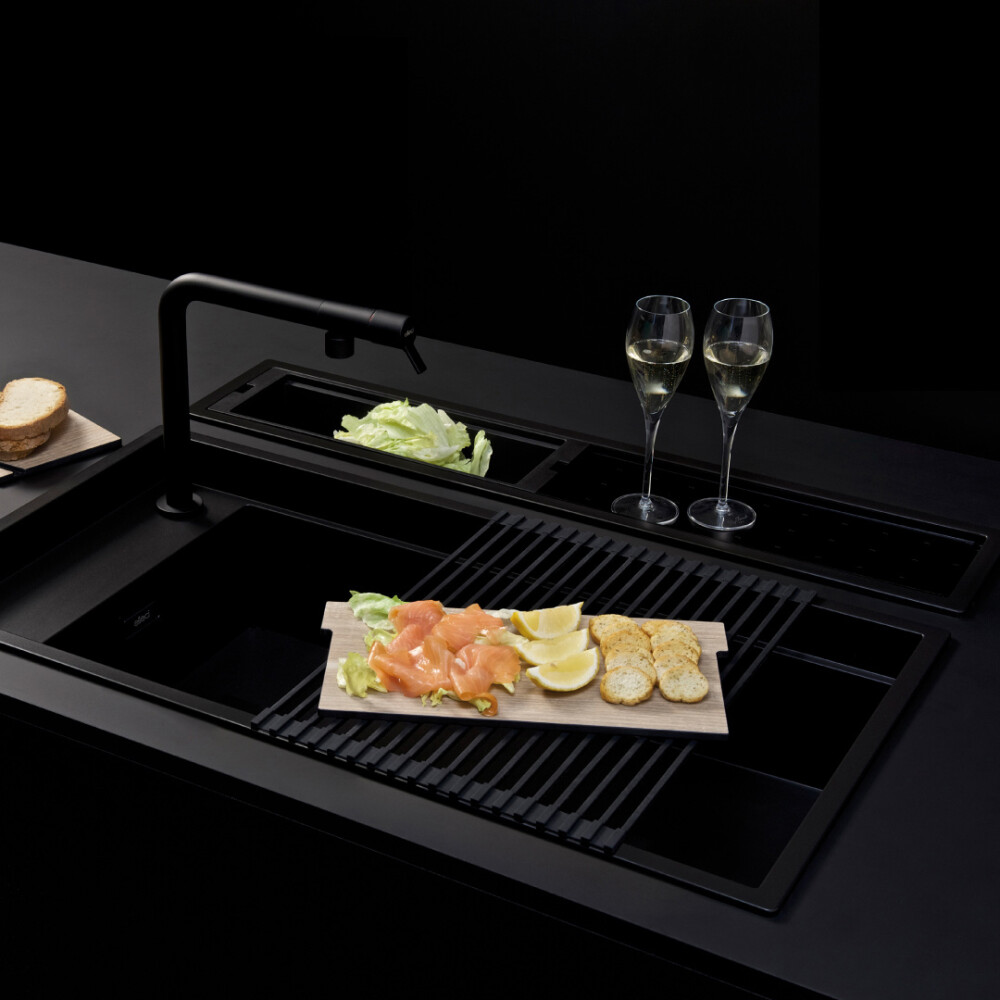 Set chiuveta bucatarie compozit ceramic Invisible Dialogo 360 Workstation Black Matt Neagra cu 7 accesorii: tavita neagra, scurgator farfurii negru, gratar pliabil negru, set 2 tocatoare HPL, dozator detergent negru, ventil scurgere negru, capac zona scur