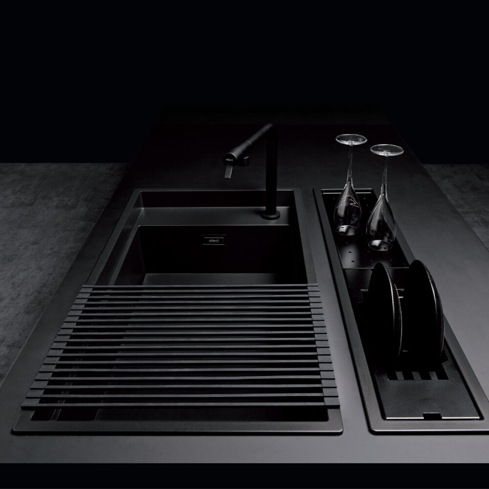 Set chiuveta bucatarie compozit ceramic Invisible Dialogo 360 Workstation Black Matt Neagra cu 7 accesorii: tavita neagra, scurgator farfurii negru, gratar pliabil negru, set 2 tocatoare HPL, dozator detergent negru, ventil scurgere negru, capac zona scur
