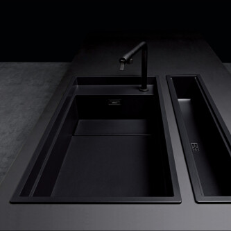 Set chiuveta bucatarie compozit ceramic Invisible Dialogo 360 Workstation Black Matt Neagra cu 7 accesorii: tavita neagra, scurgator farfurii negru, gratar pliabil negru, set 2 tocatoare HPL, dozator detergent negru, ventil scurgere negru, capac zona scur