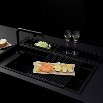 Set chiuveta bucatarie compozit ceramic Invisible Dialogo 360 Workstation Black Matt Neagra cu 7 accesorii: tavita neagra, scurgator farfurii negru, gratar pliabil negru, set 2 tocatoare HPL, dozator detergent negru, ventil scurgere negru, capac zona scur