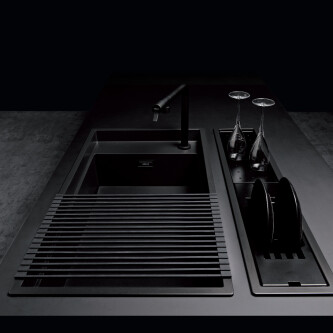 Set chiuveta bucatarie compozit ceramic Invisible Dialogo 360 Workstation Black Matt Neagra cu 7 accesorii: tavita neagra, scurgator farfurii negru, gratar pliabil negru, set 2 tocatoare HPL, dozator detergent negru, ventil scurgere negru, capac zona scur